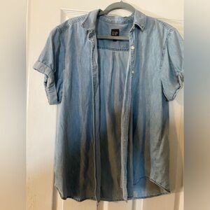 GAP shortsleeved chambray